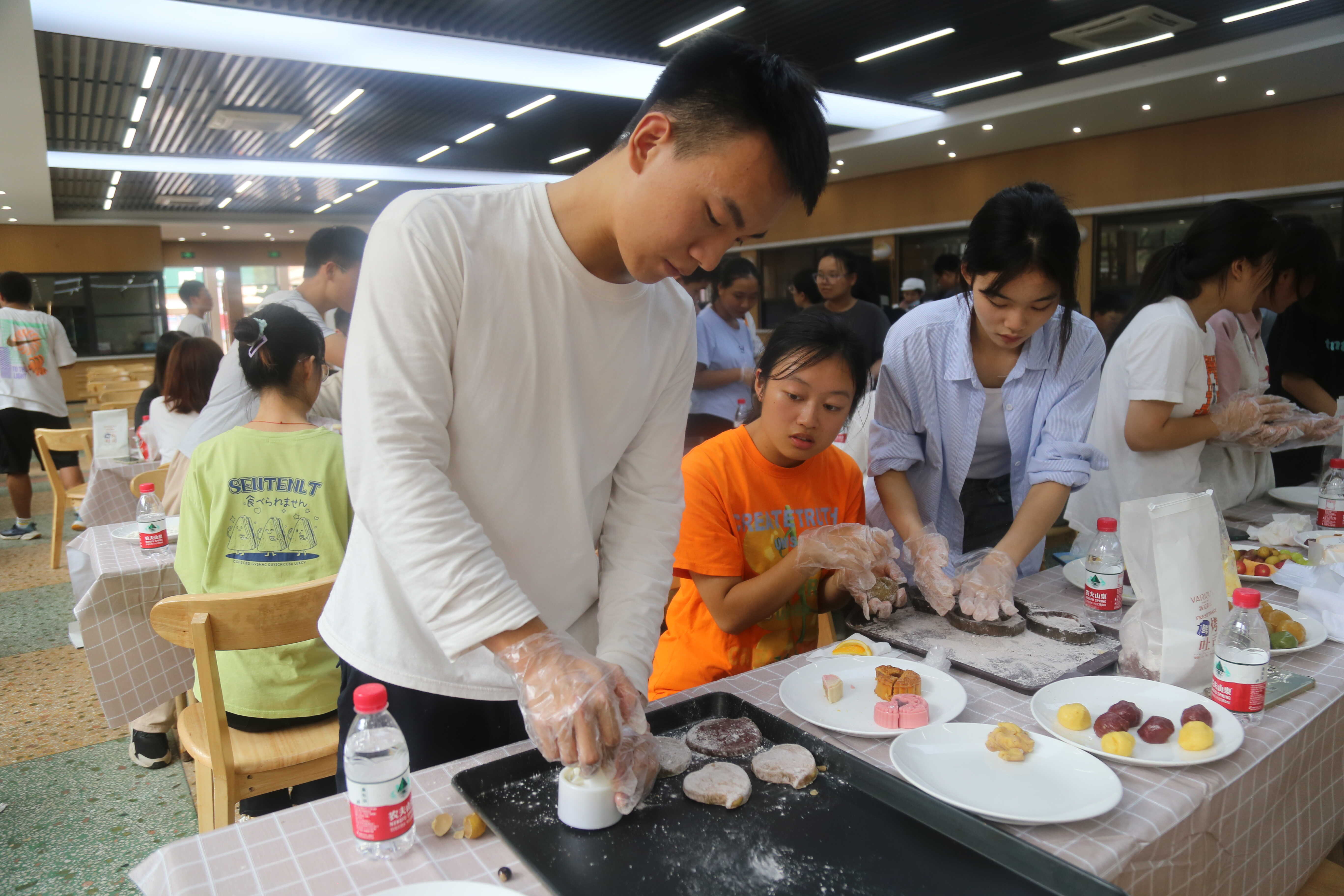 后勤保障中心开展“做中国人过中国节”做月饼活动.jpg